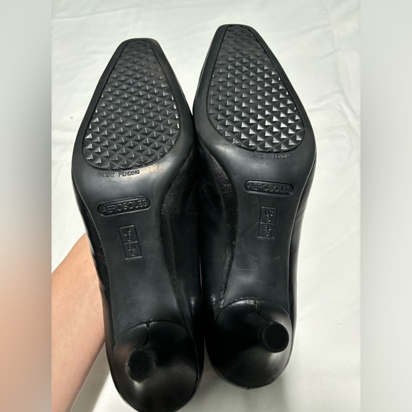 Good condition Aerosoles (Heel Rest) Black Closed-Toe Kitten Heel Shoes-Size 8 - Picture 4 of 5